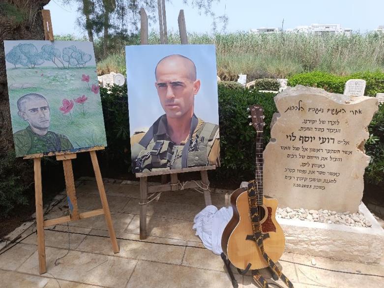 גלעד לזכר רועי בבית העלמין בשבי ציון